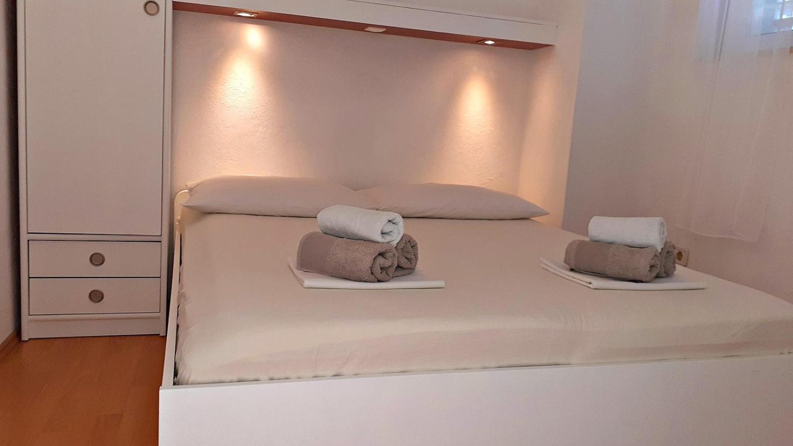 Apartments Villa Bonaca Baska Voda Bilik gambar